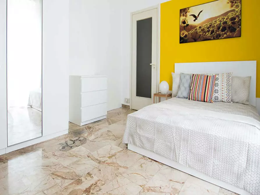 Immagine 1 di Camera in affitto  in Via Alfonso Capecelatro a Milano