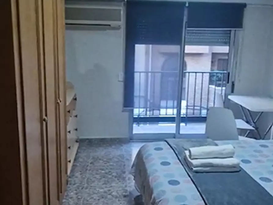 Immagine 1 di Camera in affitto  in Calle Marqués de Montortal a Valencia