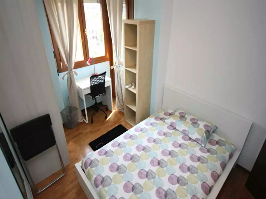 Immagine 7 di Camera in affitto  in Viale Sondrio a Milano