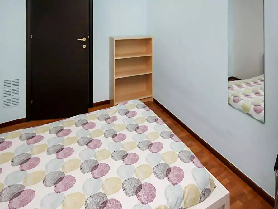 Immagine 8 di Camera in affitto  in Viale Sondrio a Milano