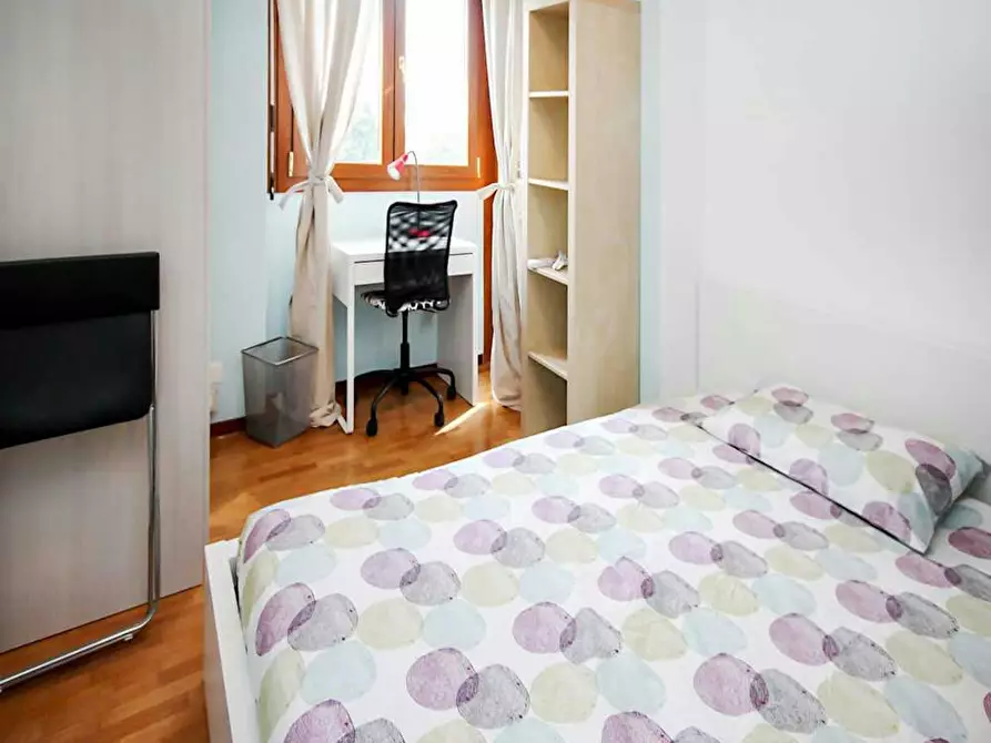 Immagine 4 di Camera in affitto  in Viale Sondrio a Milano