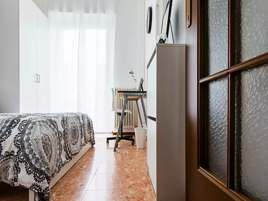 Immagine 5 di Camera in affitto  in Viale Emilio Caldara a Milano