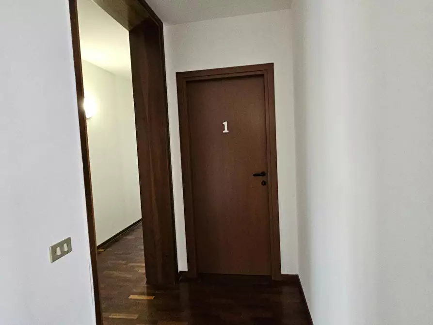 Immagine 10 di Camera in affitto  in Via Gran San Bernardo a Fosso'