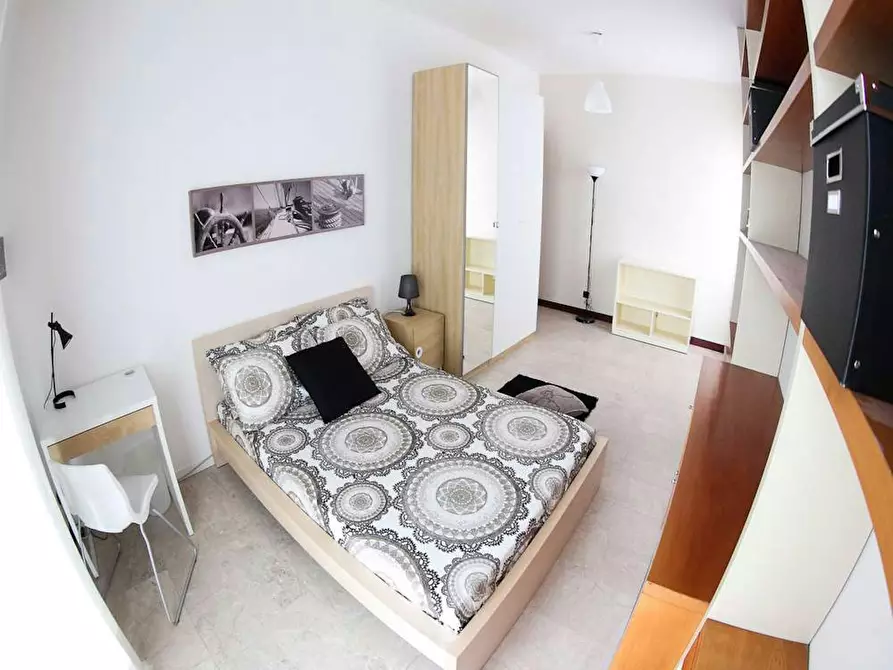 Immagine 1 di Camera in affitto  in Via Angelo de Vincenti a Milano