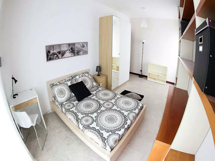 Immagine 1 di Camera in affitto  in Via Angelo de Vincenti a Milano