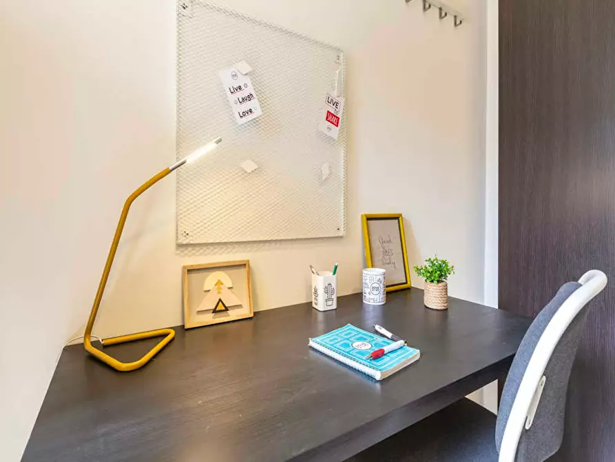 Immagine 9 di Camera in affitto  in Via Lorenteggio a Milano