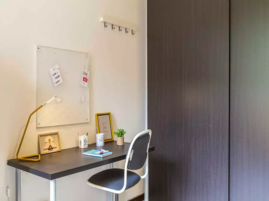 Immagine 8 di Camera in affitto  in Via Lorenteggio a Milano