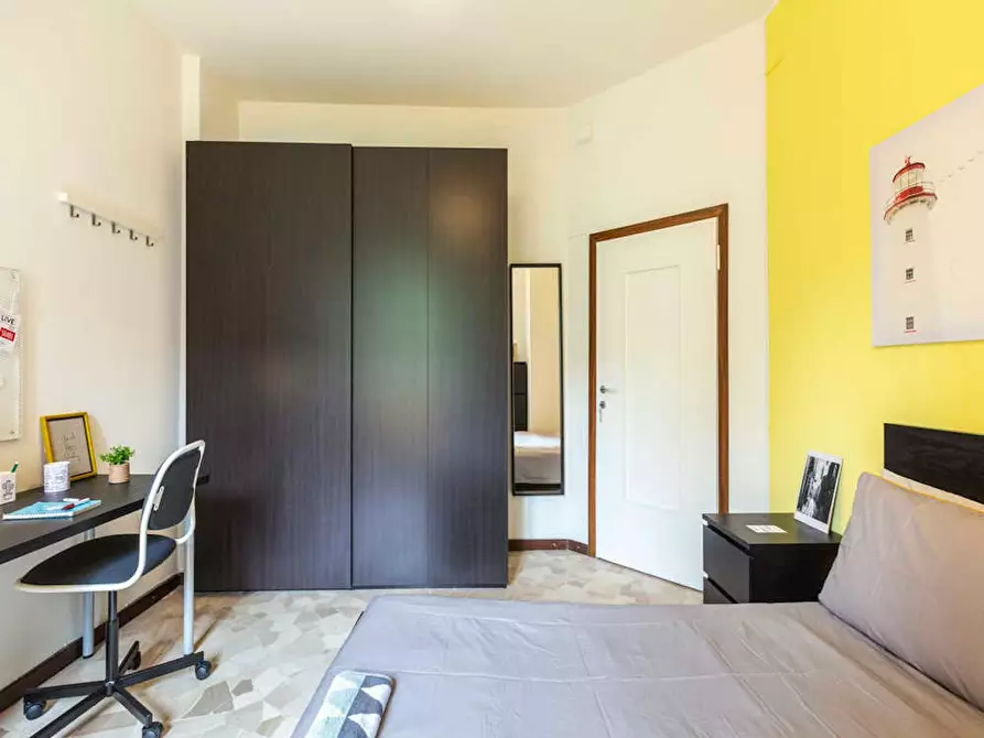 Immagine 1 di Camera in affitto  in Via Lorenteggio a Milano