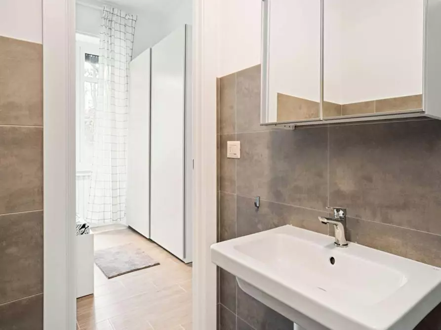 Immagine 9 di Camera in affitto  in Viale Legioni Romane a Milano