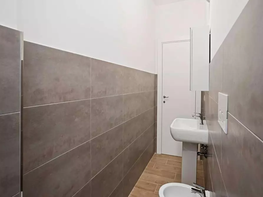 Immagine 10 di Camera in affitto  in Viale Legioni Romane a Milano