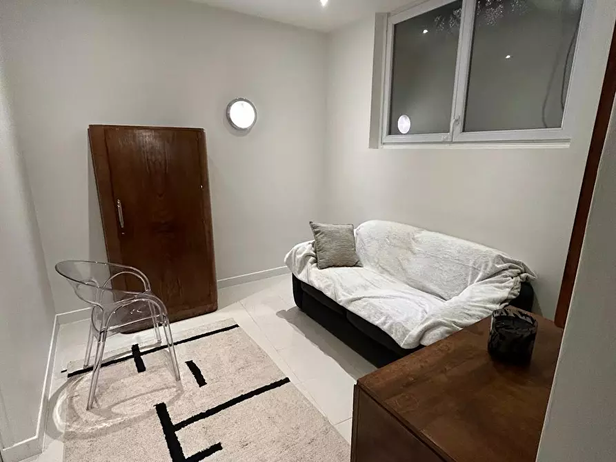 Immagine 4 di Appartamento in affitto  in Rue Octave Feuillet a Paris 16