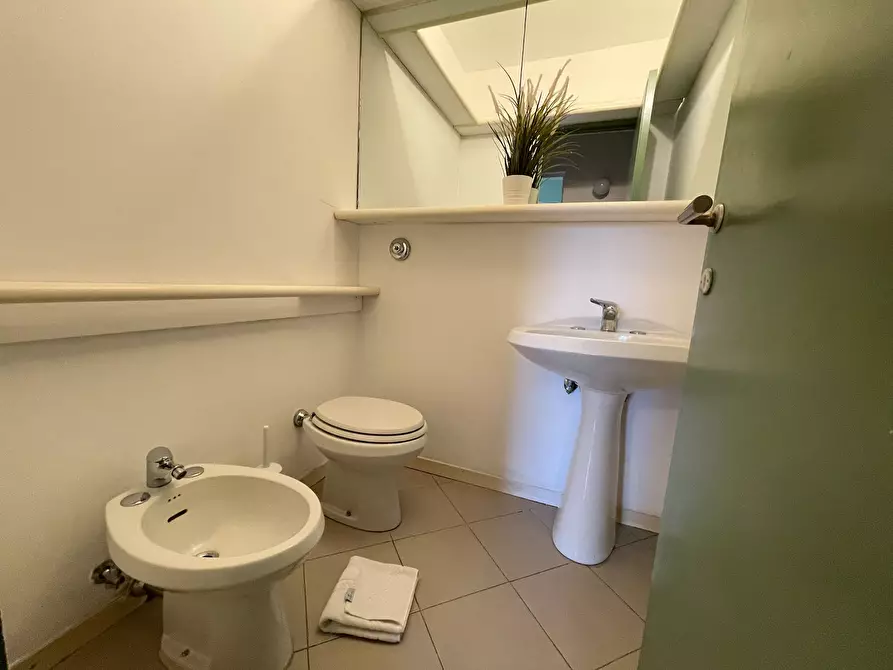 Immagine 10 di Camera in affitto  in Via Angelo Ramazzotti a Monza