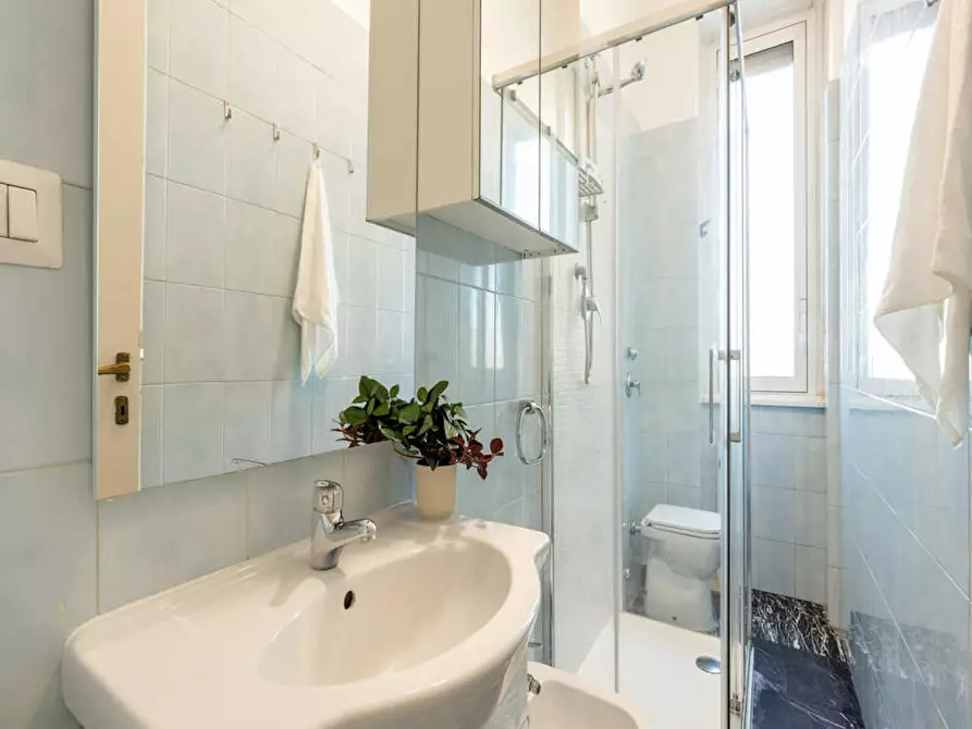 Immagine 10 di Camera in affitto  in Viale Tunisia a Milano