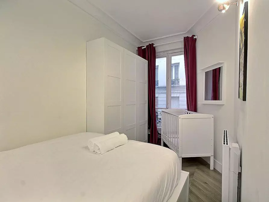 Immagine 2 di Appartamento in affitto  in Rue Ravignan a Paris 18