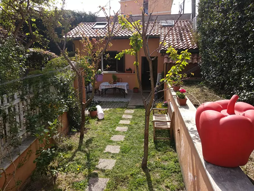 Immagine 2 di Casa indipendente in affitto  in Via del Mandrione a Roma