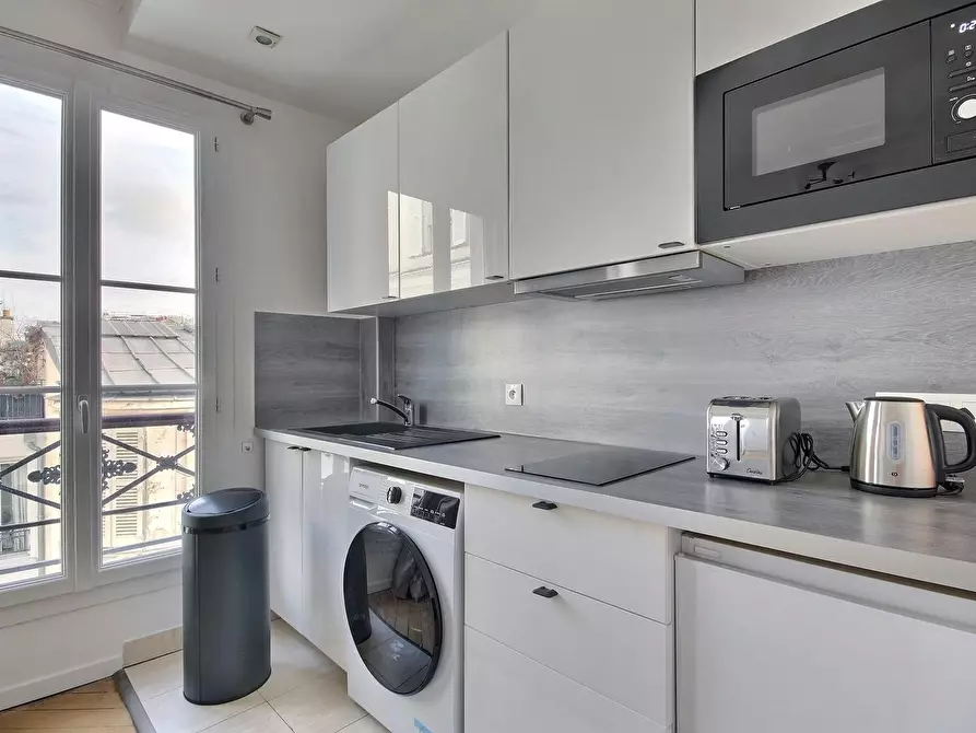 Immagine 5 di Appartamento in affitto  in Rue la Bruyère a Paris