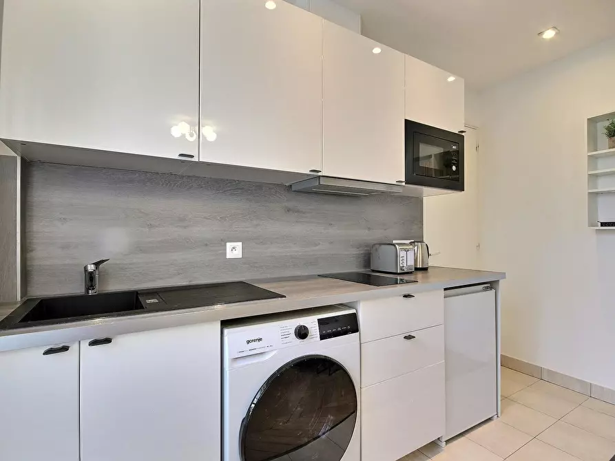 Immagine 6 di Appartamento in affitto  in Rue la Bruyère a Paris