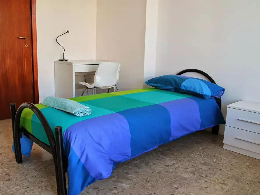 Immagine 1 di Camera in affitto  in Via Emilio De Marchi a Milano