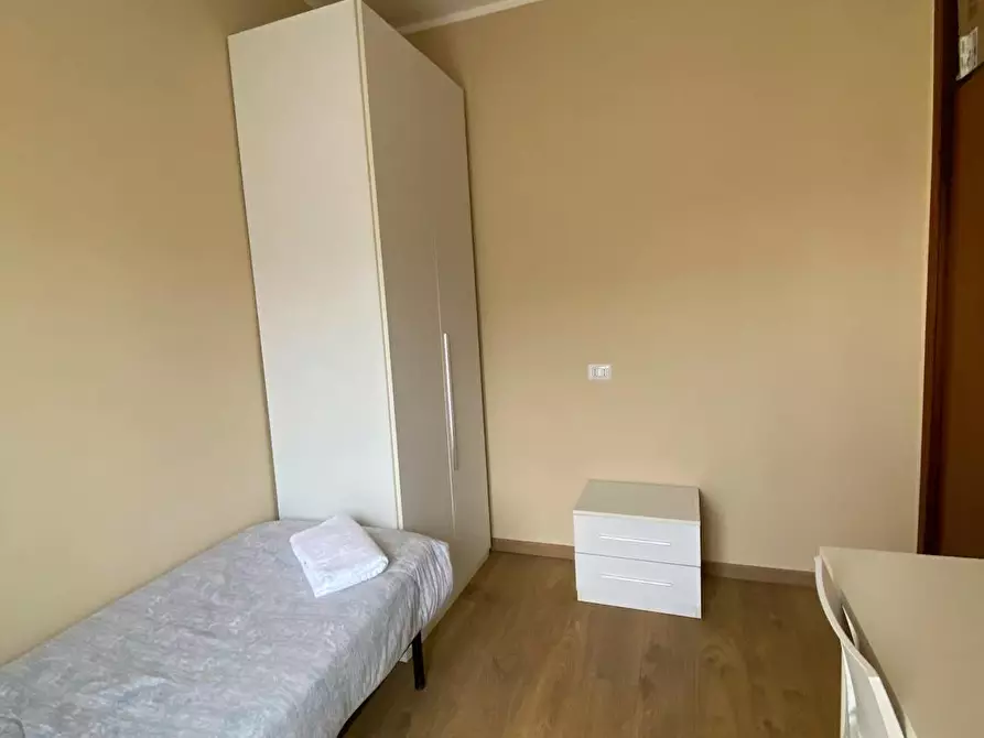 Immagine 3 di Camera in affitto  in Via Emilio De Marchi a Milano