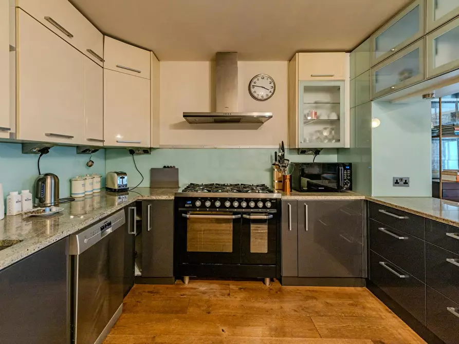 Immagine 6 di Appartamento in affitto  in Dunworth Mews a Kensington