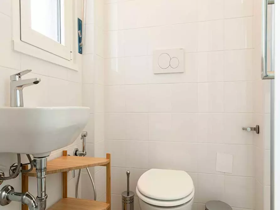 Immagine 8 di Camera in affitto  in Via Lorenteggio a Milano