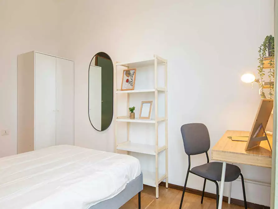 Immagine 5 di Camera in affitto  in Viale Sondrio a Milano