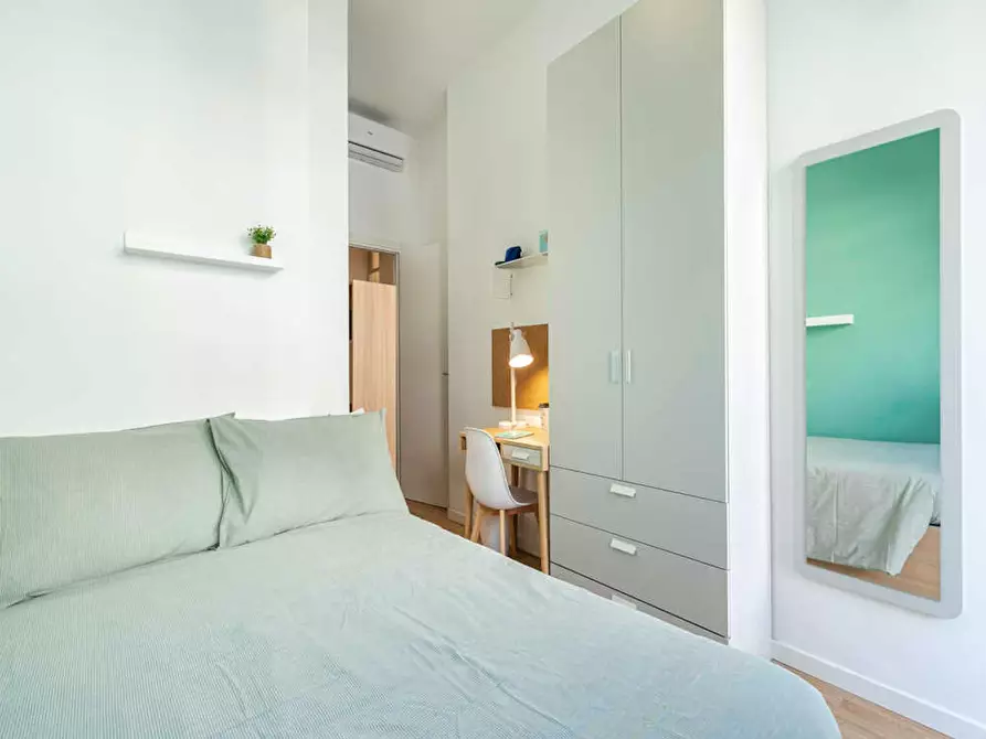 Immagine 8 di Camera in affitto  in Via Broletto a Milano