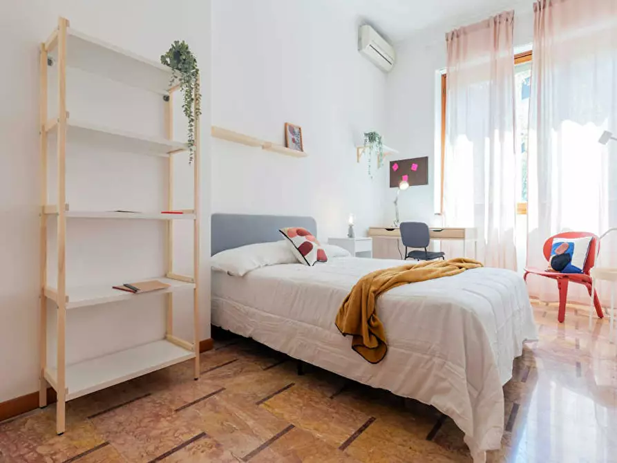 Immagine 1 di Camera in affitto  in Via Santa Sofia a Milano