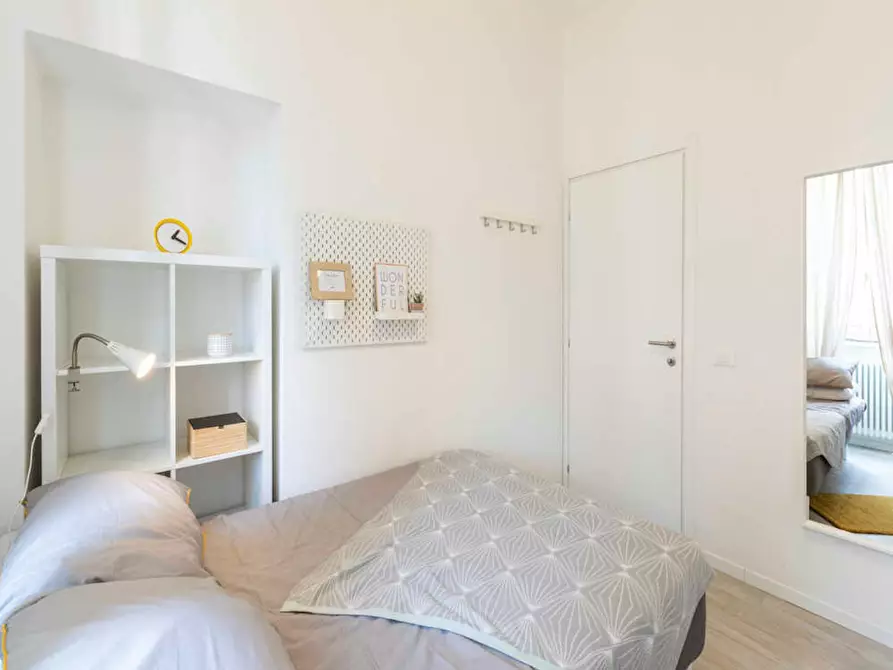 Immagine 3 di Camera in affitto  in Via della Moscova a Milano