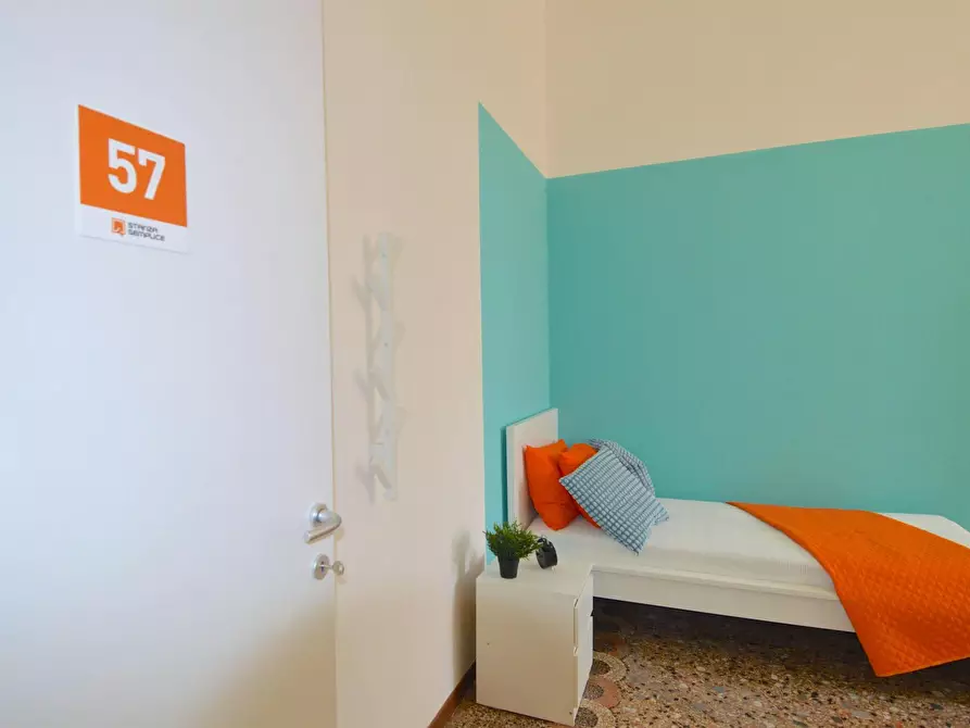 Immagine 1 di Camera in affitto  in Corso Canalgrande a Modena