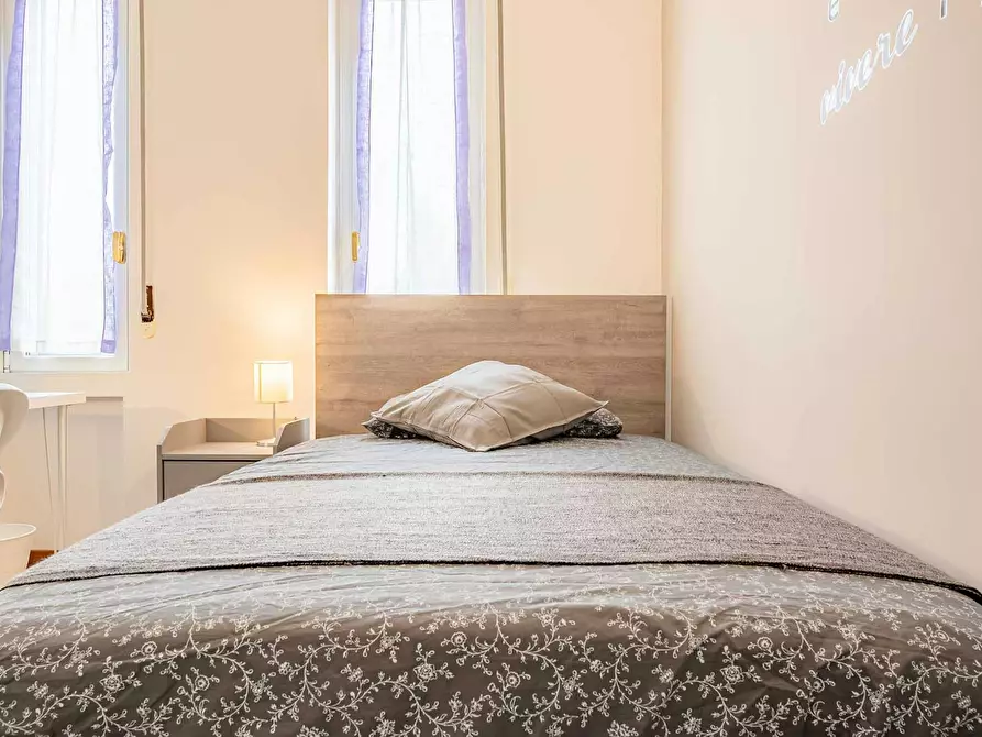 Immagine 5 di Camera in affitto  in Via Broni a Milano