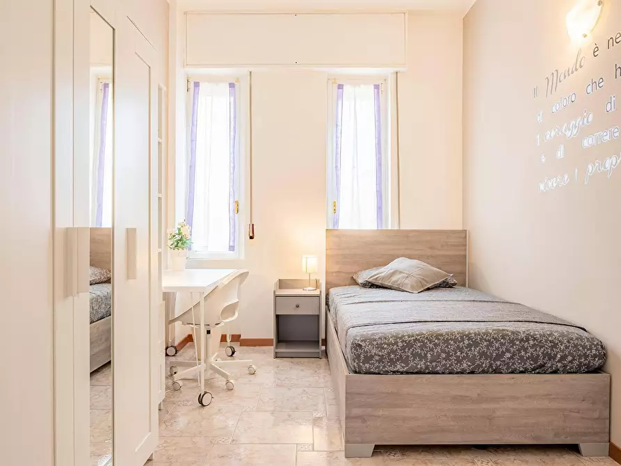 Immagine 1 di Camera in affitto  in Via Broni a Milano