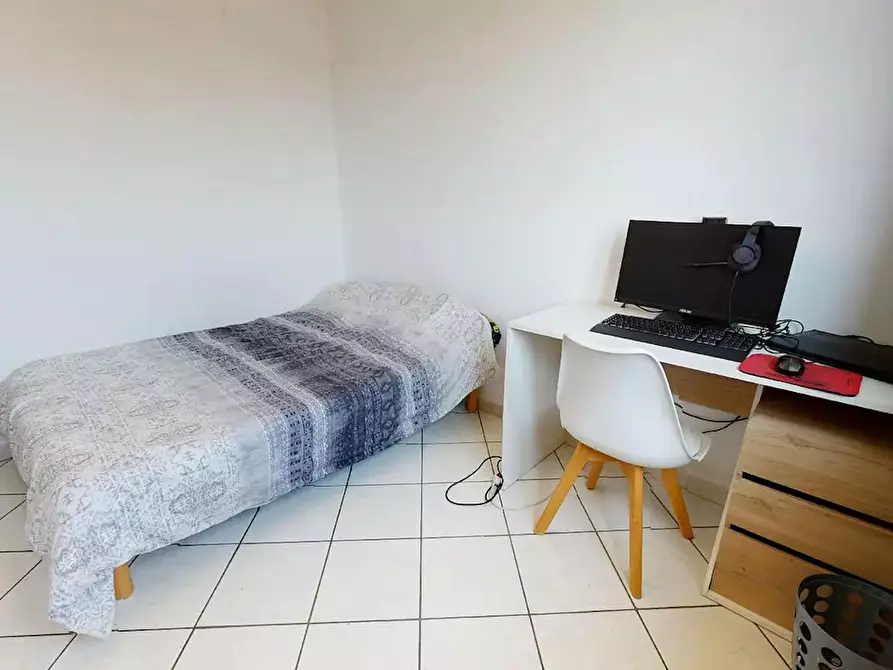 Immagine 1 di Camera in affitto  in Avenue Viviani a Vénissieux
