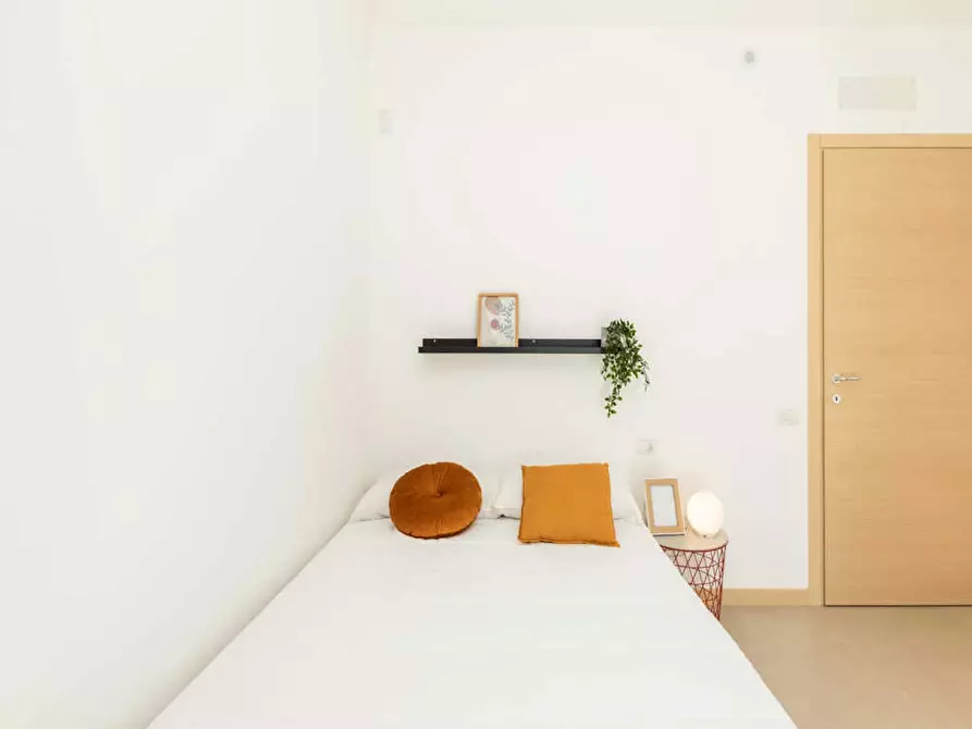 Immagine 5 di Camera in affitto  in Via Gardone a Milano