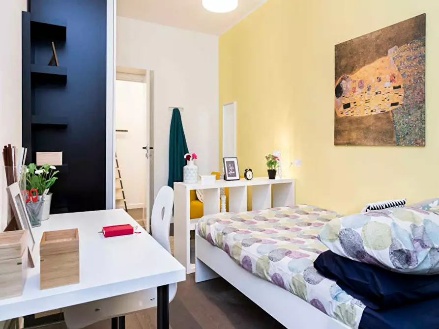 Immagine 5 di Camera in affitto  in Via Antonio Canova a Milano