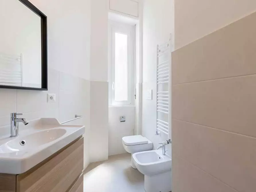 Immagine 5 di Camera in affitto  in Via della Moscova a Milano