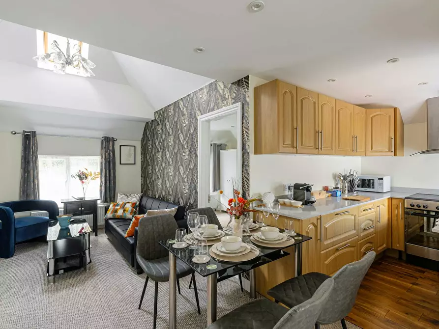 Immagine 6 di Appartamento in affitto  in Foxburrows Avenue a Guildford