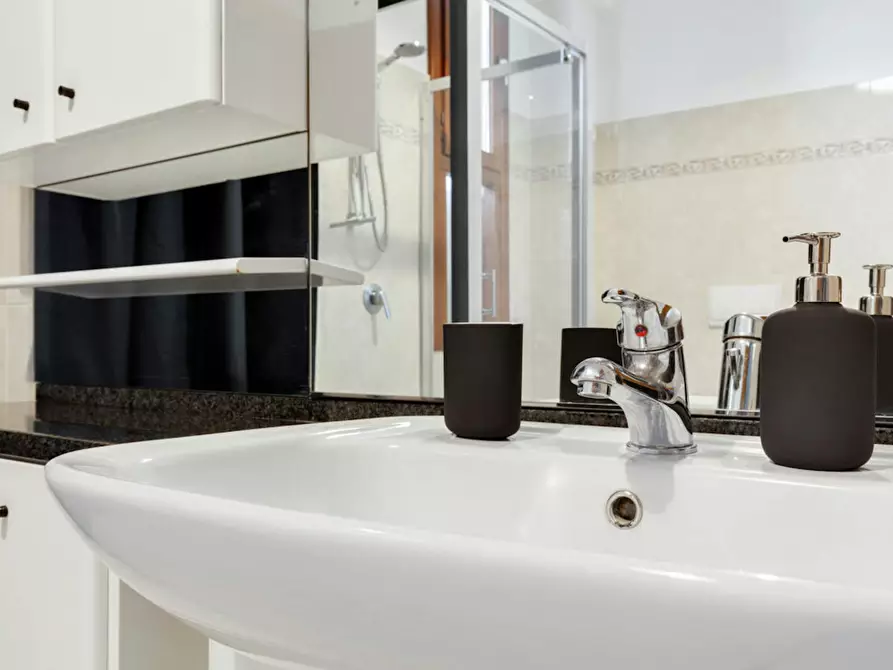 Immagine 9 di Camera in affitto  in Via Correggio a Milano