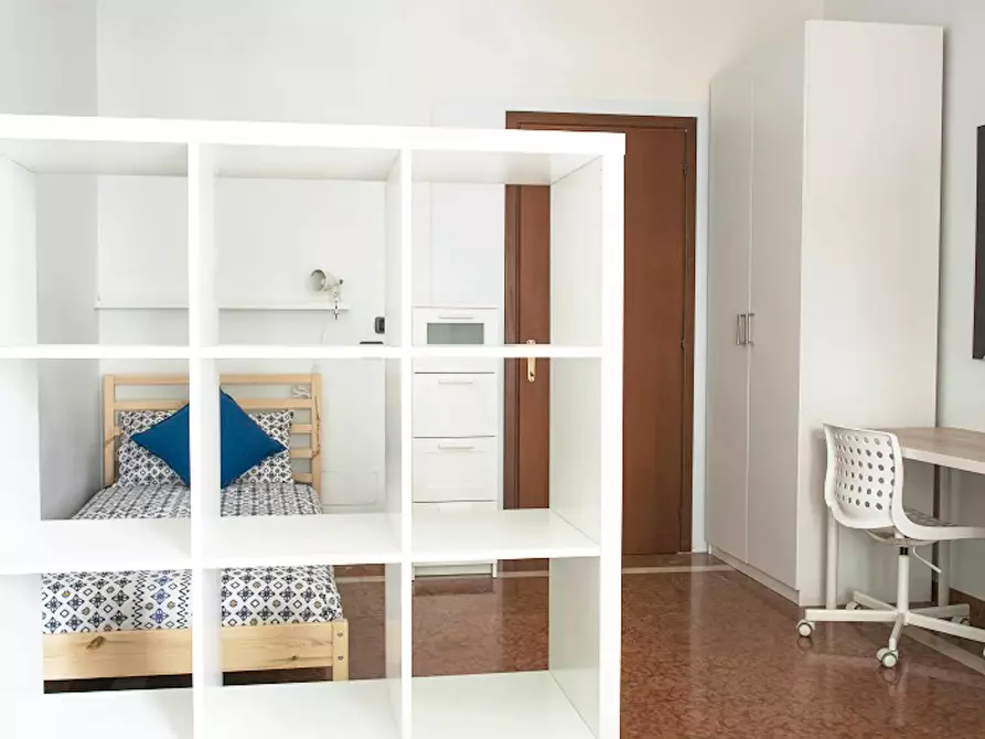 Immagine 2 di Camera condivisa in affitto  in Via Pisanello a Milano