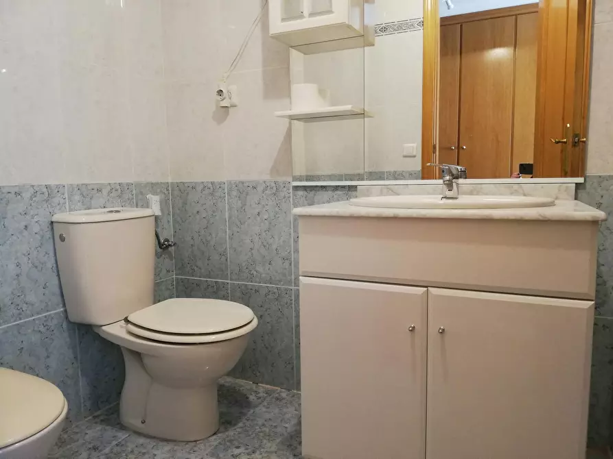 Immagine 10 di Camera in affitto  in Carrer Riu Jalón a Valencia
