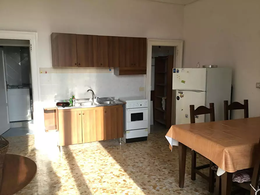 Immagine 8 di Camera in affitto  in Via Cedronio a Napoli