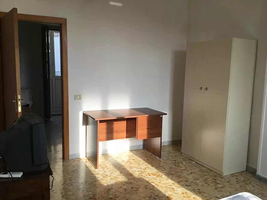 Immagine 6 di Camera in affitto  in Via Cedronio a Napoli