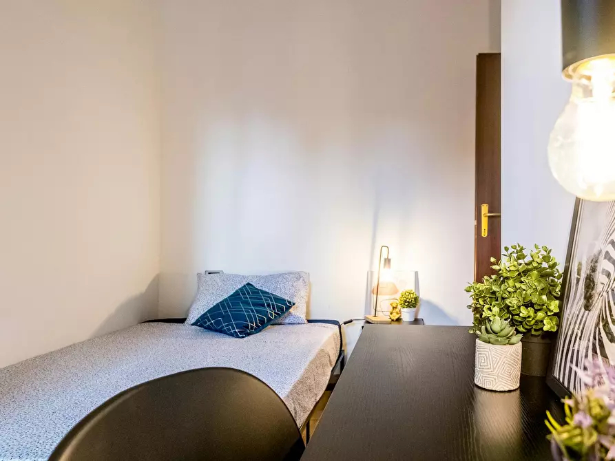 Immagine 2 di Camera in affitto  in Viale Enrico Forlanini a Milano