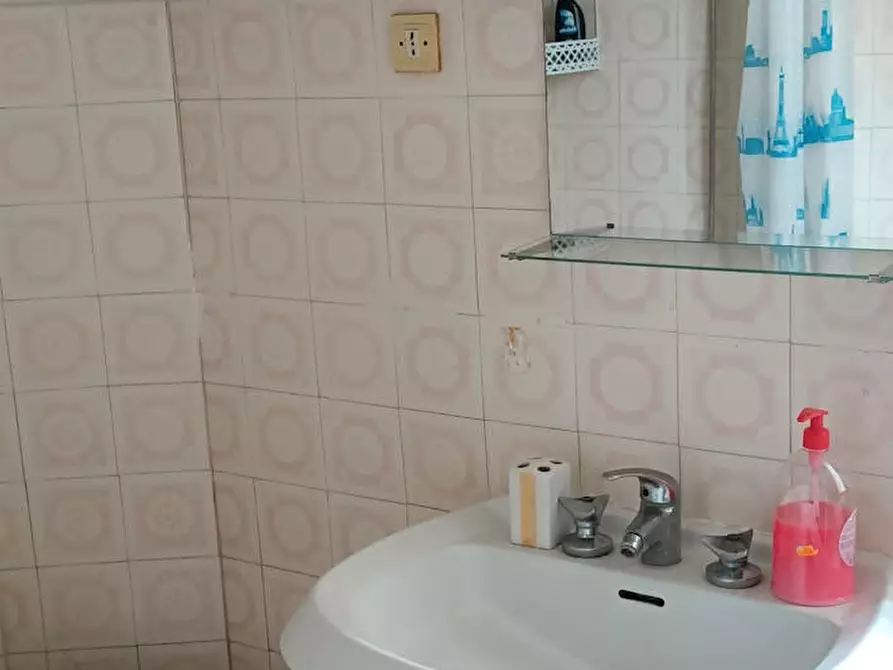 Immagine 5 di Camera in affitto  in Via delle Begonie a Roma