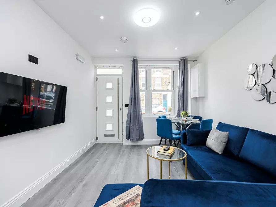 Immagine 2 di Casa indipendente in affitto  in North Cross Road a Camberwell