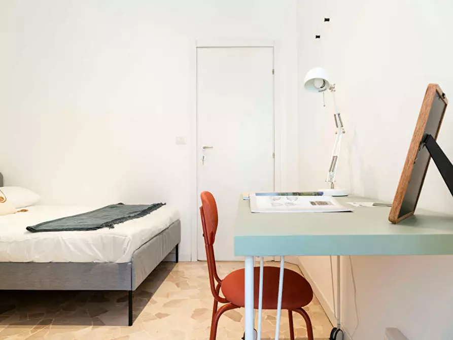 Immagine 5 di Camera in affitto  in Via Lorenteggio a Milano