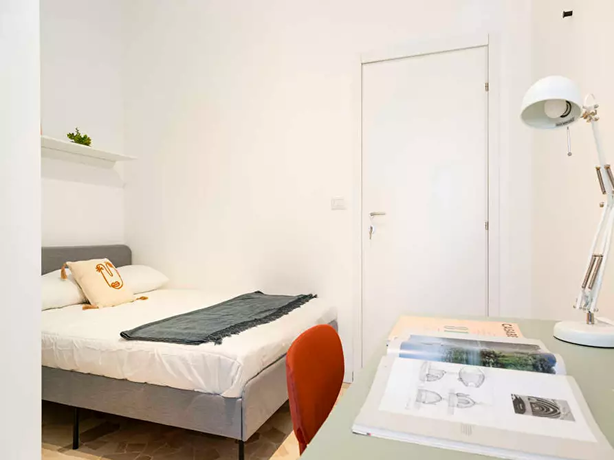 Immagine 2 di Camera in affitto  in Via Lorenteggio a Milano