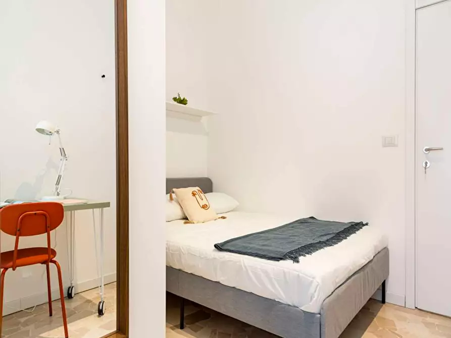 Immagine 3 di Camera in affitto  in Via Lorenteggio a Milano