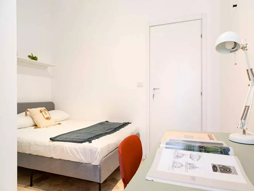 Immagine 2 di Camera in affitto  in Via Lorenteggio a Milano