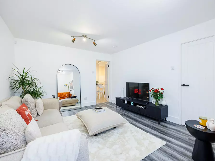 Immagine 2 di Casa indipendente in affitto  in Lymington Close a East Ham